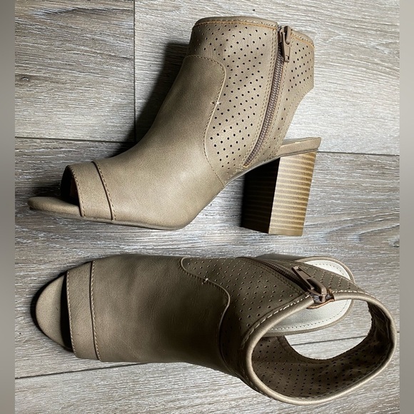 a.n.a A New Approach Women’s Brown Peep Toe Booties Tasha 7M - Picture 4 of 16